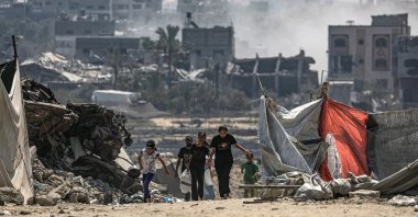 Internally displaced Palestinians move to another location during a military operation in the east of Al Sheikh Redwan neighbourhood, Gaza City, Palestine, Aug. 30, 2025. (EPA Photo)
