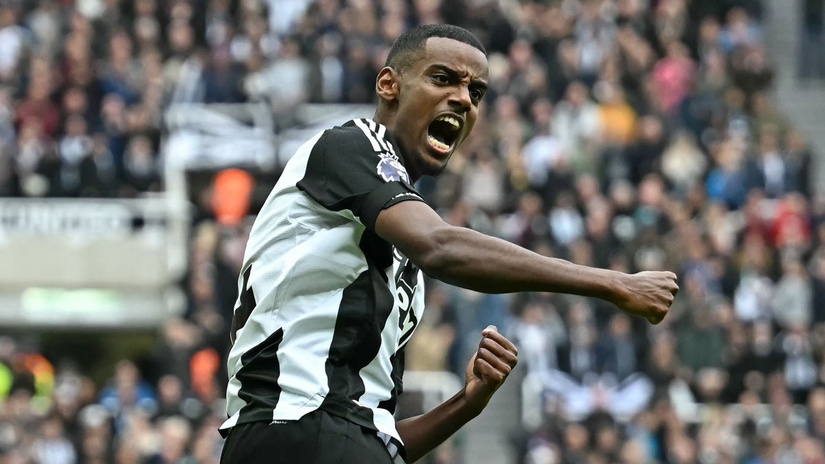 Newcastle United&#039;s Alexander Isak celebrates after scoring the opening goal of the English Premier League football match between Newcastle United and Arsenal at St. James&#039; Park in Newcastle-upon-Tyne, U.K., Nov. 2, 2024. (AFP Photo)