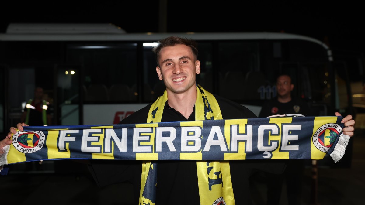 Kerem Aktürkoğlu poses for a photo after arriving at Sabiha Gökçen to sign a new contract for Fenerbahçe, Istanbul, Türkiye, Aug. 31, 2025. (IHA Photo)