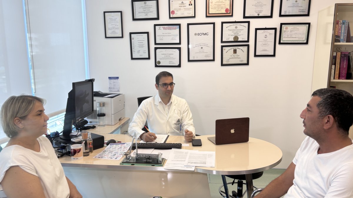 Deniz Ağca (L) and her husband Ismail Ağca pose with Dr. Veysel Umman at Yeditepe University Koşuyolu Hospital, Istanbul, Türkiye, Sept. 1, 2025. (DHA Photo)