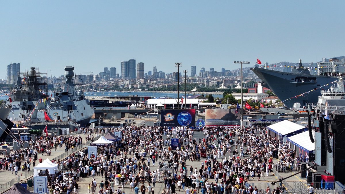 An aerial view shows a crowd on the last day of the "Teknofest Blue Homeland" event held in Istanbul, Türkiye, Aug. 31, 2025. (AA Photo)