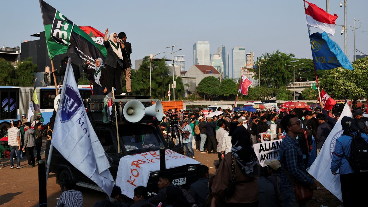 University students attend a protest against parliamentarians’ extra pay and housing allowances, outside the Indonesian parliament building, Jakarta, Indonesia, Sept. 1, 2025. (Reuters Photo)