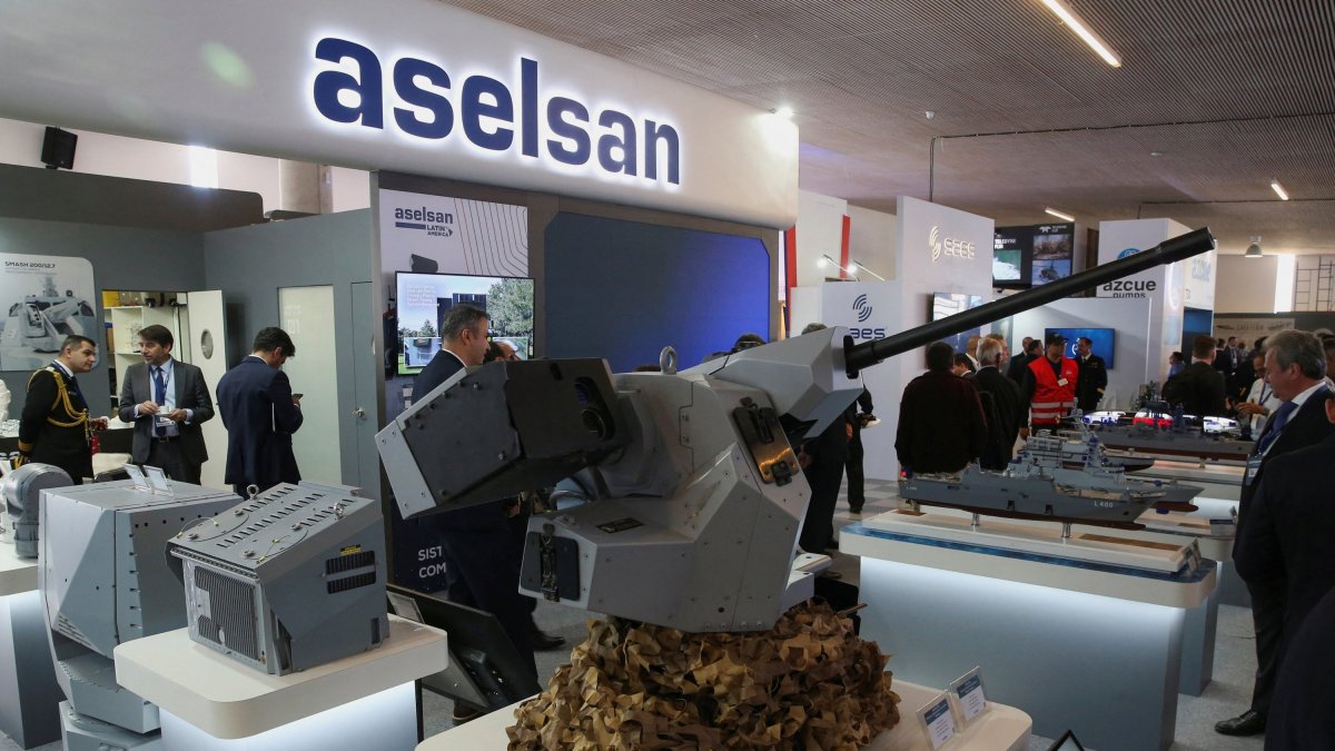 People at the ward of the Turkish defense company, Aselsan, during the International Defense Maritime Exhibition for Latin America, named Exponaval 2024, in Valparaiso, Chile, Dec. 3, 2024. (Reuters File Photo)