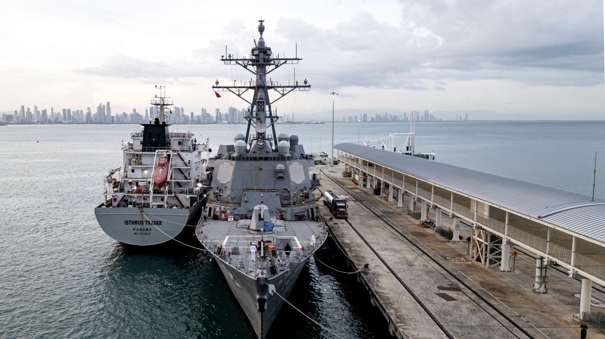 The U.S. Navy warship USS Sampson (DDG 102) docks at the Amador International Cruise Terminal in Panama City, Aug. 30, 2025. (AFP Photo)