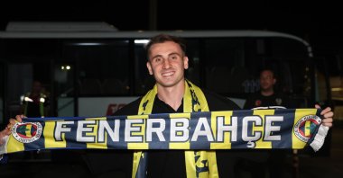 Kerem Aktürkoğlu poses for a photo after arriving at Sabiha Gökçen to sign a new contract for Fenerbahçe, Istanbul, Türkiye, Aug. 31, 2025. (IHA Photo)