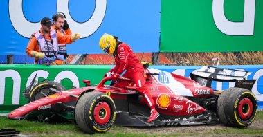 Ferrari&#039;s British driver Lewis Hamilton exits his car after crashing during the Formula One Dutch Grand Prix at The Circuit Zandvoort, Netherlands, Aug. 31, 2025. (AFP Photo)