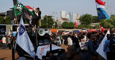 University students attend a protest against parliamentarians’ extra pay and housing allowances, outside the Indonesian parliament building, Jakarta, Indonesia, Sept. 1, 2025. (Reuters Photo)