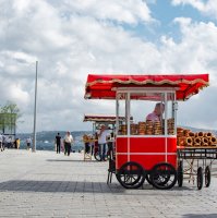A man selling traditional Turkish street food, simit, Istanbul, Türkiye, Sept. 10, 2019. (Shutterstock Photo)