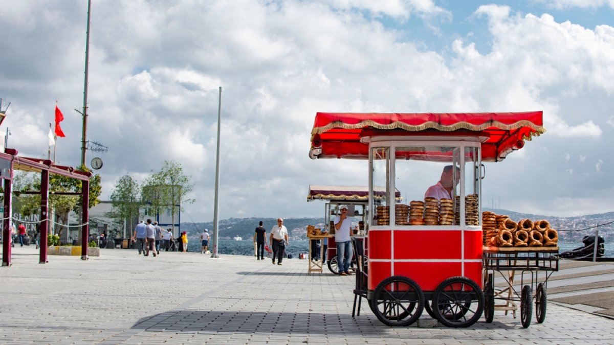 Istanbul within: Simit, 'kumpir,' seagulls, shoepolishers