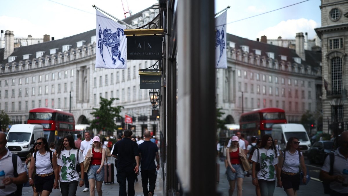 Shoppers walk along Regent Street in London, U.K., Aug. 15, 2025. (AFP Photo)