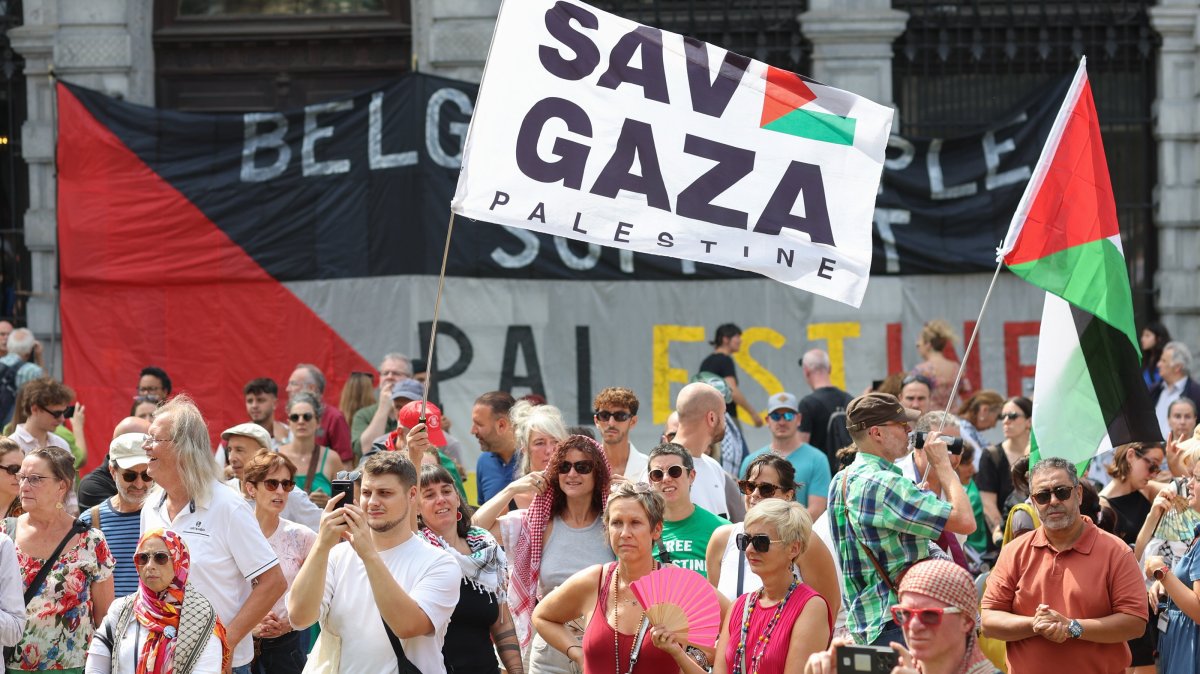 People protest in solidarity with the Palestinian people ahead of a debate at the Belgian parliament on the Gaza crisis, in Brussels, Belgium, Aug. 14, 2025. (EPA Photo)