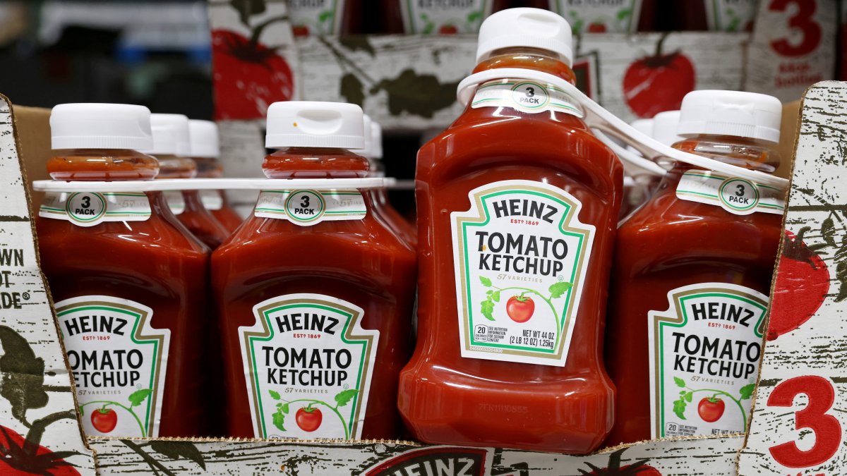 Bottles of Heinz Tomato Ketchup, owned by the Kraft Heinz Company, are seen for sale in Queens, New York, U.S., Nov. 16, 2021. (Reuters Photo)