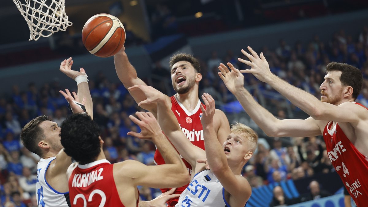 Estonia&#039;s Joonas Riismaa and Kregor Hermet (L) and Ercan Osmani (R), Türkiye&#039;s Alperen Şengün (C) and Furkan Korkmaz in action during the EuroBasket 2025 group phase basketball match, Riga, Latvia, Sept. 1, 2025. (EPA Photo)