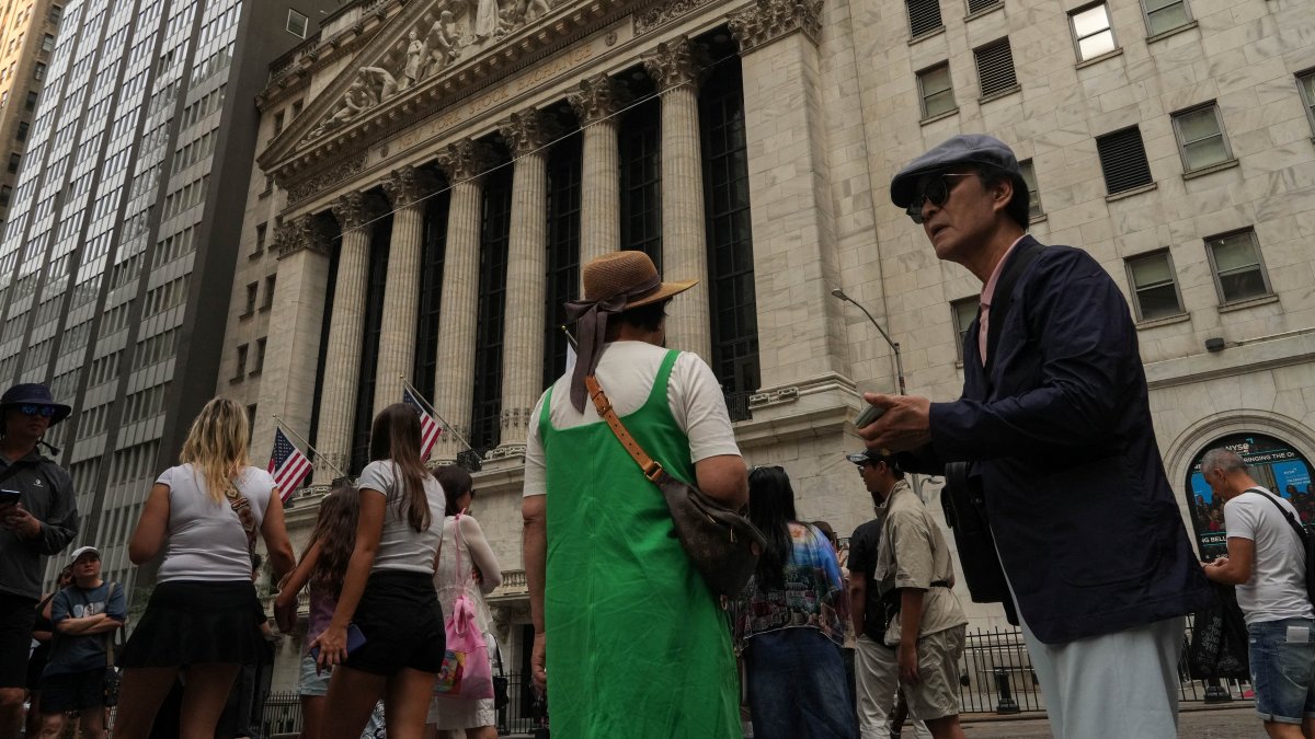A group of tourists stands outside the New York Stock Exchange (NYSE), New York City, U.S., Aug. 4, 2025. (Reuters Photo)