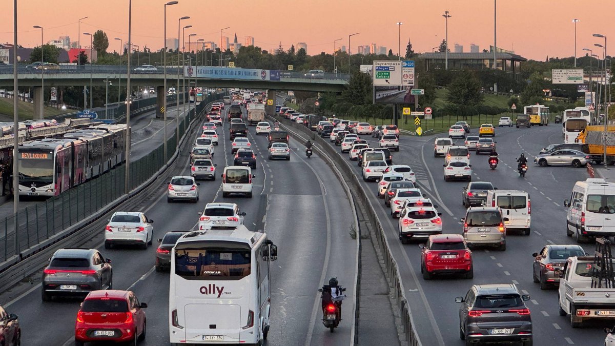 Vehicles are seen in traffic in Istanbul, Türkiye, Aug. 21, 2025. (AA Photo)