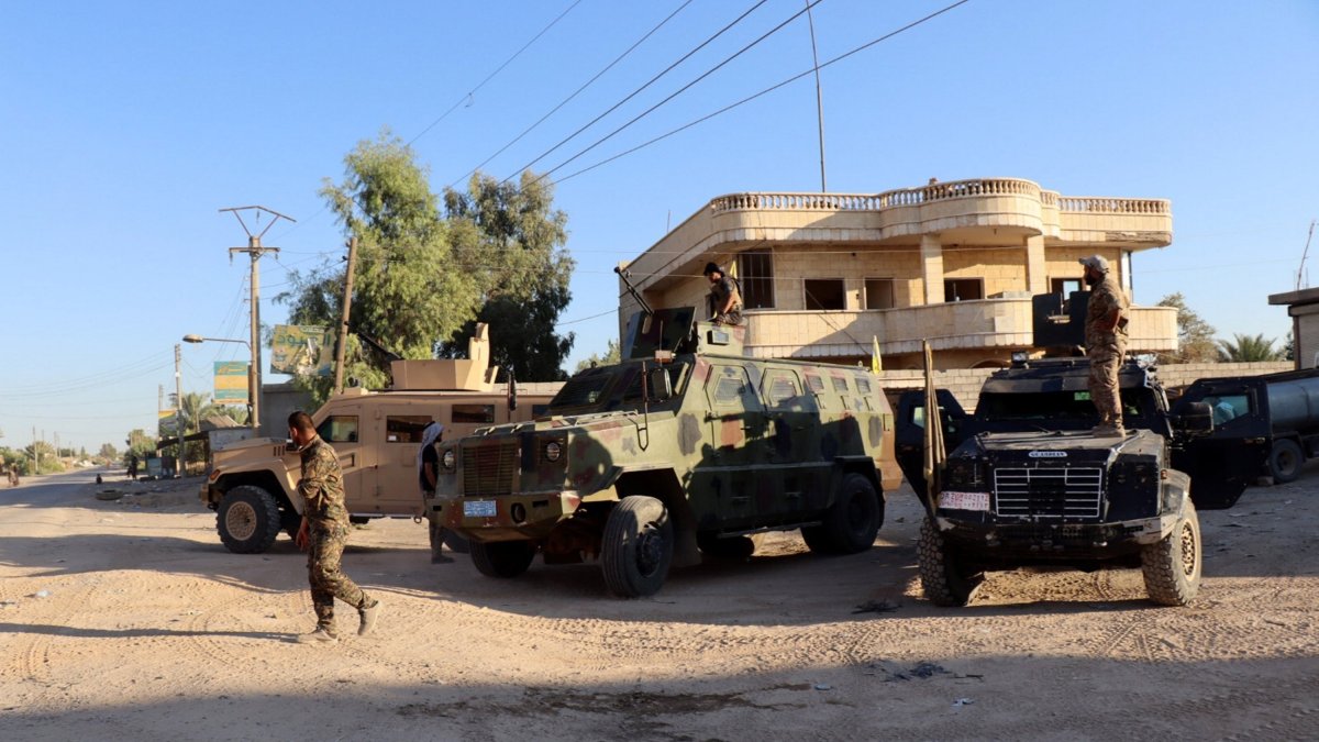Militants of the U.S.-backed PKK/YPG terrorist group take up positions in the town of Dhiban, Deir el-Zour province, eastern Syria, Sept. 9, 2023. (EPA File Photo)