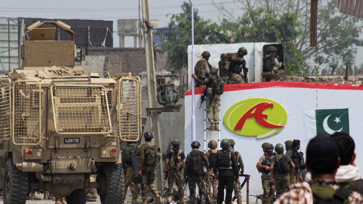 Pakistani Army soldiers secure the area, following a militant attack on the Frontier Constabulary (FC) headquarters in Bannu, Khyber Pakhtunkhwa province, in Pakistan Sept. 2, 2025. (Reuters Photo)