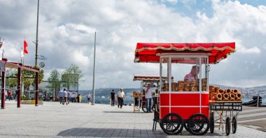 A man selling traditional Turkish street food, simit, Istanbul, Türkiye, Sept. 10, 2019. (Shutterstock Photo)