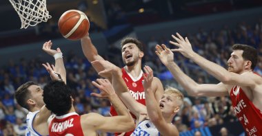 Estonia&#039;s Joonas Riismaa and Kregor Hermet (L) and Ercan Osmani (R), Türkiye&#039;s Alperen Şengün (C) and Furkan Korkmaz in action during the EuroBasket 2025 group phase basketball match, Riga, Latvia, Sept. 1, 2025. (EPA Photo)