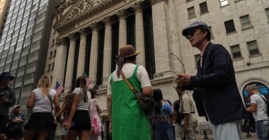 A group of tourists stands outside the New York Stock Exchange (NYSE), New York City, U.S., Aug. 4, 2025. (Reuters Photo)