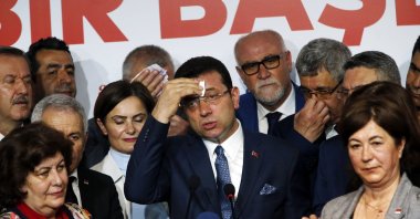 Disgraced former Mayor Ekrem Imamoğlu (C) takes a break as he talks to journalists, Istanbul, Türkiye, April 9, 2019. (AP Photo)