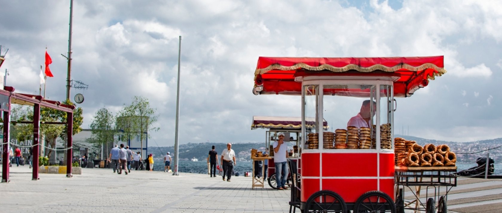 A man selling traditional Turkish street food, simit, Istanbul, Türkiye, Sept. 10, 2019. (Shutterstock Photo)