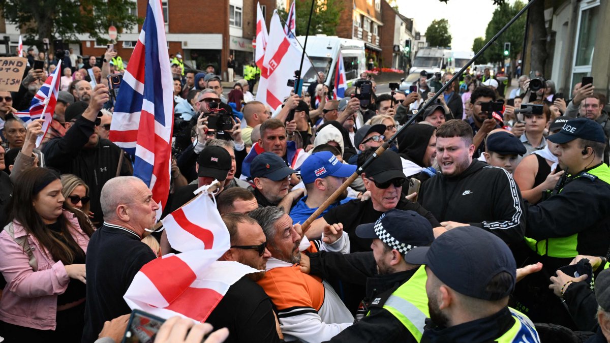 Police officers and protesters scuffle outside the council offices in Epping after an anti-migrant march from the Bell Hotel, which houses asylum seekers, northeast of London, U.K., Aug. 31, 2025. (AFP Photo)
