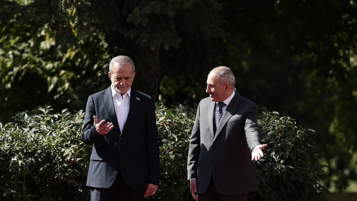 Armenian Prime Minister Nikol Pashinyan (R) welcoming Iranian President Masoud Pezeshkian during the latter&#039;s visit to Yerevan, Armenia, Aug. 19, 2025. (Armenian Prime Minister&#039;s Handout via EPA Photo)