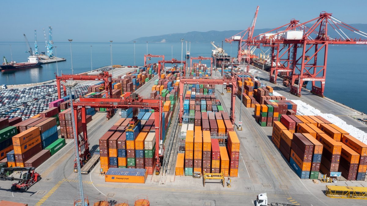 Containers waiting to be loaded onto the ship by a heavy-duty crane at a port in Gemlik, Bursa, northwestern Türkiye, March 3, 2023. (Shutterstock Photo)

3.March.2023 Gemlik - Turkey