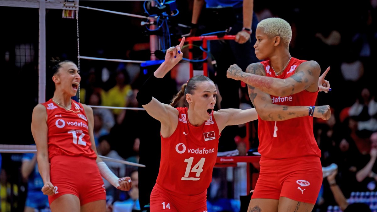 Turkish women&#039;s volleyball team players celebrate during the 2025 FIVB Women’s Volleyball World Championship round of 16 match against Slovenia, Bangkok, Thailand, Sept. 1, 2025. (AA Photo)