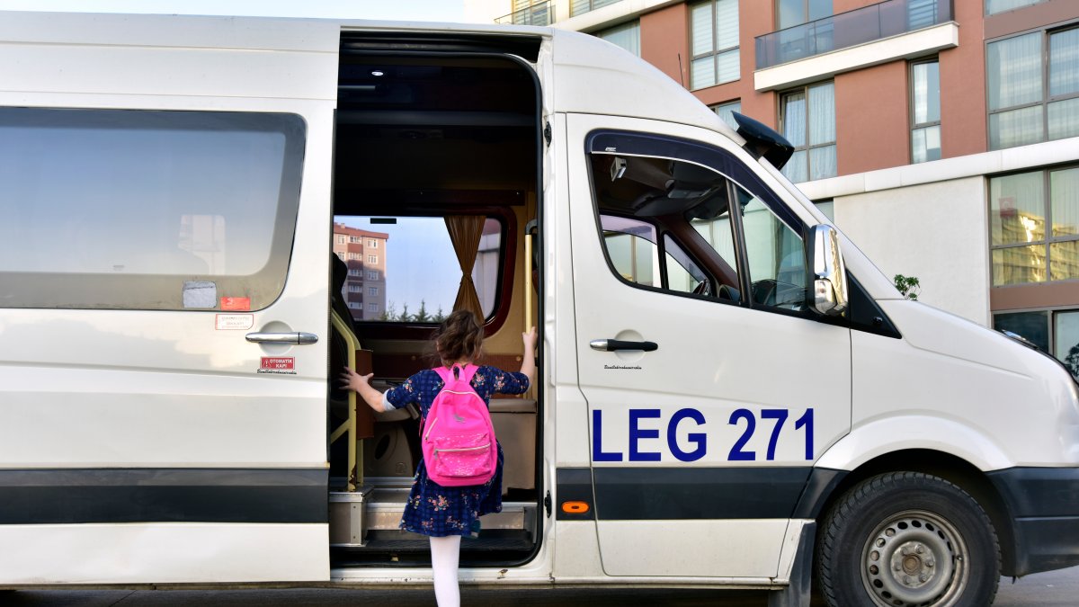 A child boards a school bus in Istanbul, Türkiye. (Shutterstock Photo)