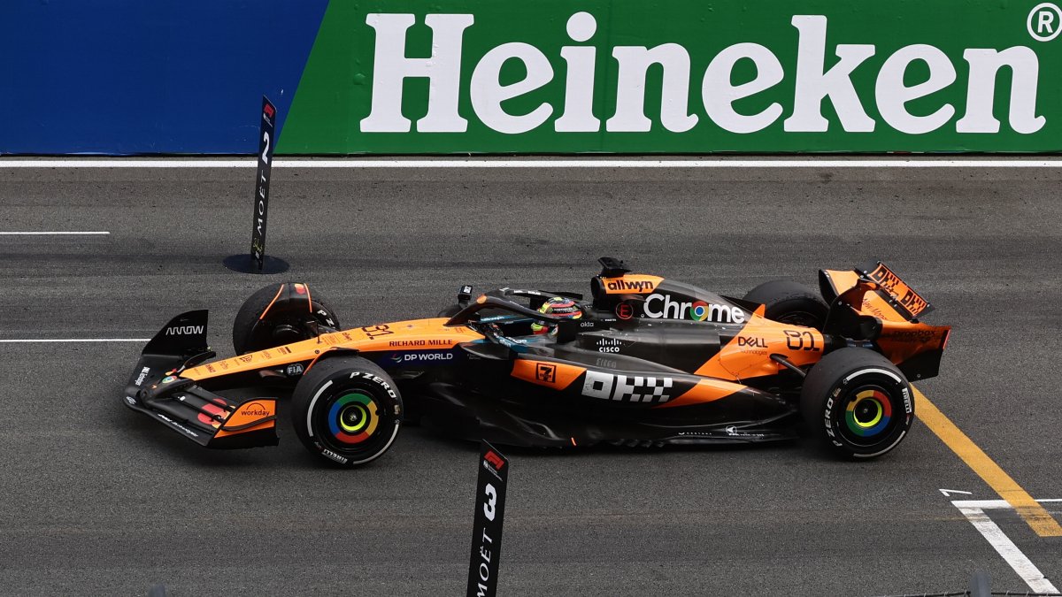 McLaren&#039;s Australian driver Oscar Piastri leads during the Formula One Dutch Grand Prix at The Circuit Zandvoort, Netherlands, Aug. 31, 2025. (AFP Photo)