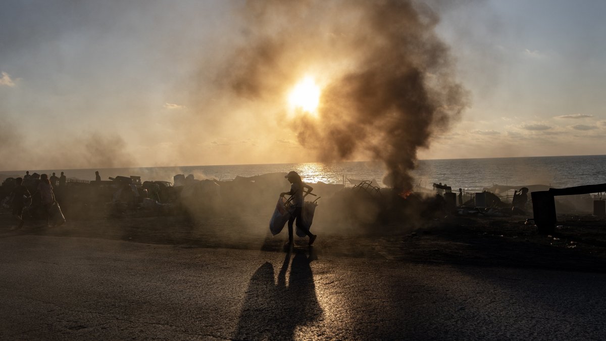 Displaced Palestinians from the northern Gaza Strip flee with their belongings along al-Rasheed Street, west of Gaza City, Sept. 1, 2025. (EPA Photo)
