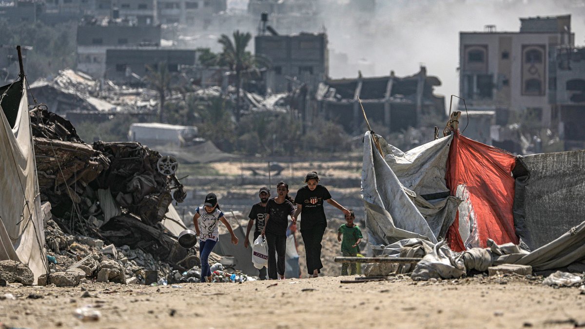 Internally displaced Palestinians move to another location during an Israeli military operation in the east of al Sheikh Redwan neighborhood in Gaza City, Aug. 30, 2025. (EPA Photo)