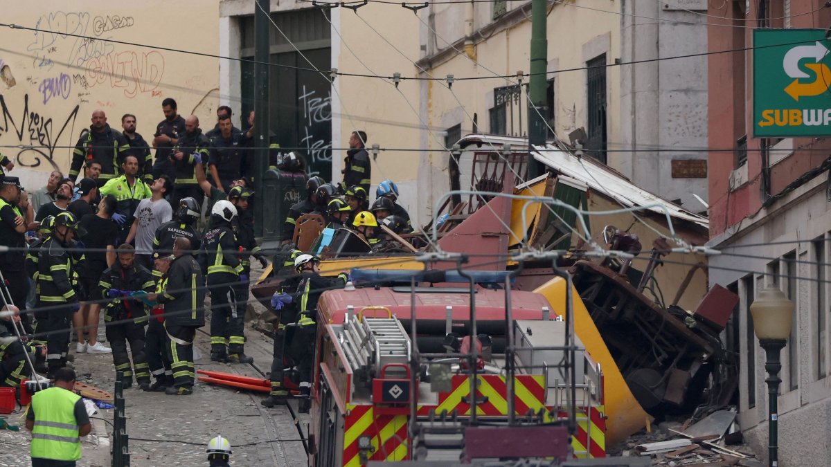 Police and firefighters work on the site of a funicular railway accident in Lisbon, Sept. 3, 2025. (AFP Photo)