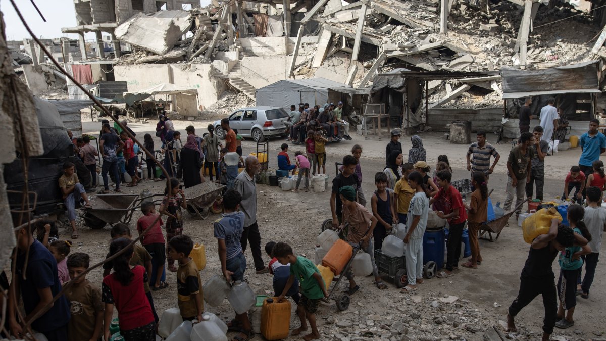 Displaced Palestinians wait to fill containers with drinking water amid the destruction in the Khan Younis camp, southern Gaza Strip, Aug. 24, 2025. (EPA Photo)