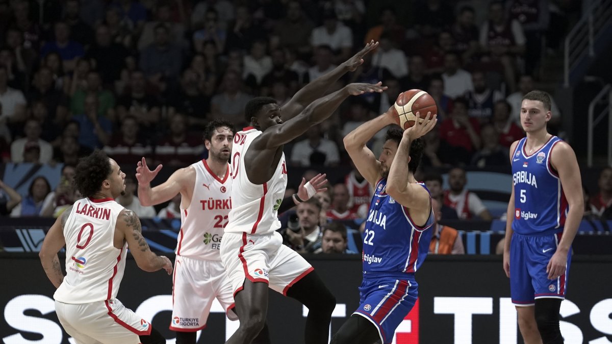 Türkiye’s Adem Bona (3, left) battles for the ball with Serbia’s Vasilije Micic (22) during a EuroBasket 2025 Group A game, Riga, Sept. 3, 2025. (AA Photo)