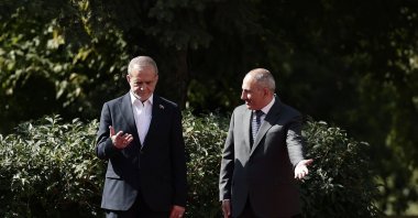 Armenian Prime Minister Nikol Pashinyan (R) welcoming Iranian President Masoud Pezeshkian during the latter&#039;s visit to Yerevan, Armenia, Aug. 19, 2025. (Armenian Prime Minister&#039;s Handout via EPA Photo)