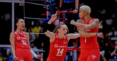 Turkish women&#039;s volleyball team players celebrate during the 2025 FIVB Women’s Volleyball World Championship round of 16 match against Slovenia, Bangkok, Thailand, Sept. 1, 2025. (AA Photo)