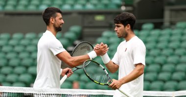 Serbia&#039;s Novak Djokovic (L) and Spain&#039;s Carlos Alcaraz embrace during practice before The Championships Wimbledon 2025 at All England Lawn Tennis and Croquet Club, London, U.K., June 26, 2025. (Getty Images Photo)