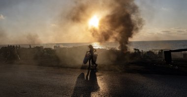 Displaced Palestinians from the northern Gaza Strip flee with their belongings along al-Rasheed Street, west of Gaza City, Sept. 1, 2025. (EPA Photo)