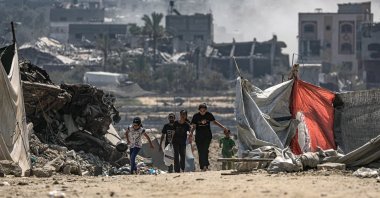 Internally displaced Palestinians move to another location during an Israeli military operation in the east of al Sheikh Redwan neighborhood in Gaza City, Aug. 30, 2025. (EPA Photo)