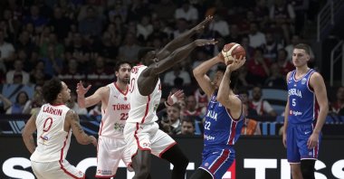 Türkiye’s Adem Bona (3, left) battles for the ball with Serbia’s Vasilije Micic (22) during a EuroBasket 2025 Group A game, Riga, Sept. 3, 2025. (AA Photo)