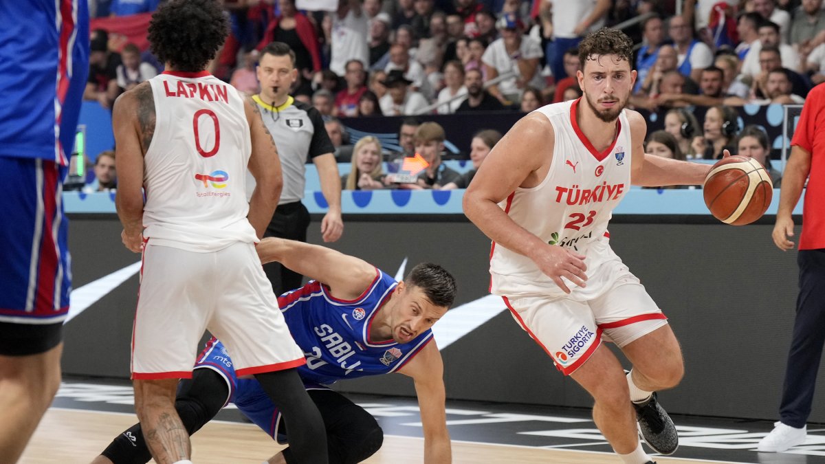 Türkiye&#039;s Alperen Şengün (R) in action with Serbia&#039;s Aleksa Avramovic (C) during the FIBA EuroBasket 2025 group phase at the Xiaomi Arena, Riga, Latvia, Sept. 3, 2025. (Reuters Photo)