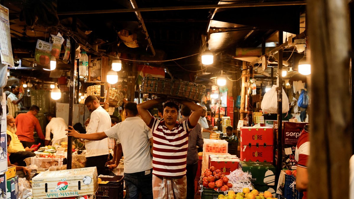 A man carries fruits inside a wholesale market in Mumbai, India, March 19, 2025. (Reuters Photo)