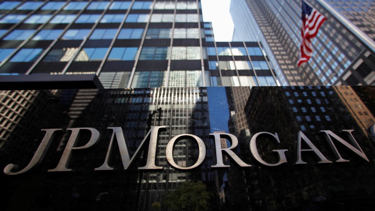 A sign outside the headquarters of JP Morgan Chase &amp; Co in New York, U.S., Sept. 19, 2013. (Reuters Photo)