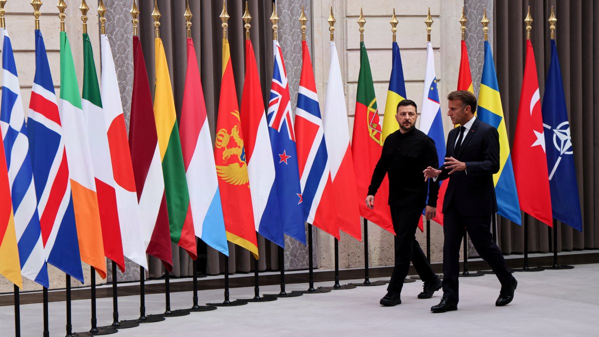 French President Emmanuel Macron and Ukrainian President Volodymyr Zelenskyy (L) walk together at the Elysee presidential palace in Paris, France, Sept. 4, 2025. (Reuters Photo)