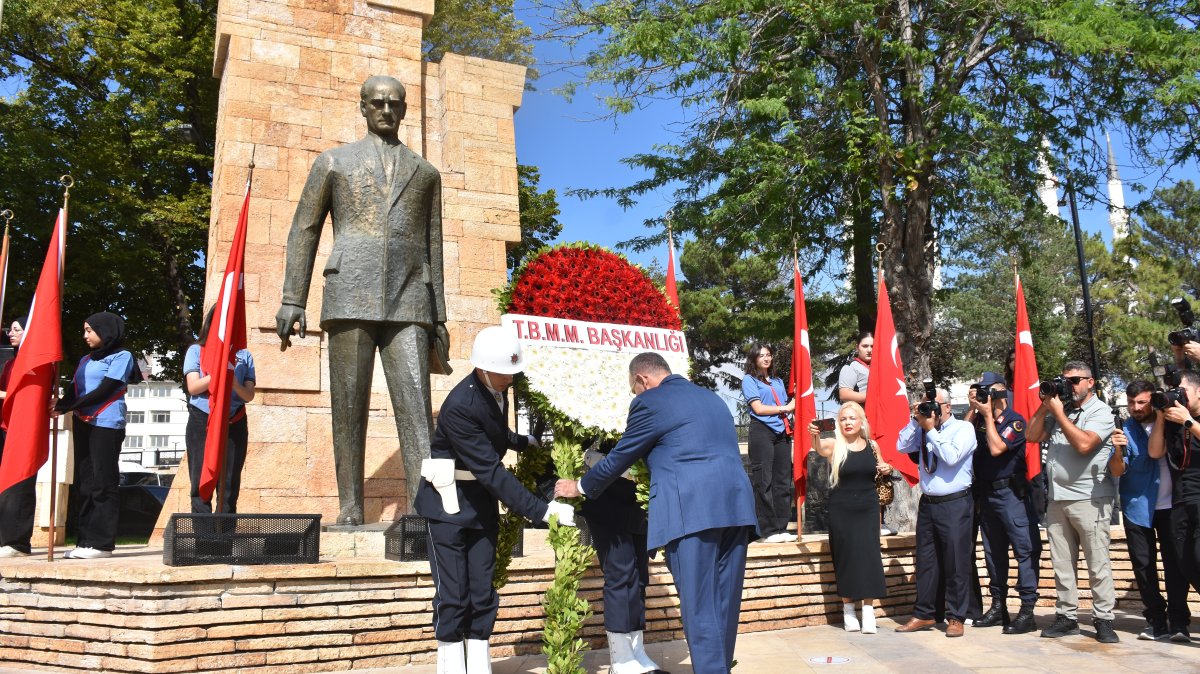 Deputy parliamentary speaker Bekir Bozdağ lays a wreath at the Atatürk Monument in Sivas, central Türkiye, Sept. 4, 2025. (DHA Photo)