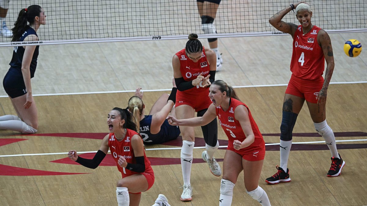 Team Türkiye celebrate winning a point during the 2025 Women&#039;s Volleyball World Championship quarter-final match between the U.S. and Türkiye at Huamark Indoor Stadium in Bangkok, Sept. 4, 2025. (AFP Photo)
