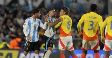 Colombia&#039;s Richard Rios (2nd R) argues with Argentina&#039;s Nicolas Otamendi during a qualifying match for the FIFA World Cup 2026 at the Monumental stadium, Buenos Aires, Argentina, June 10, 2025. (AP Photo)